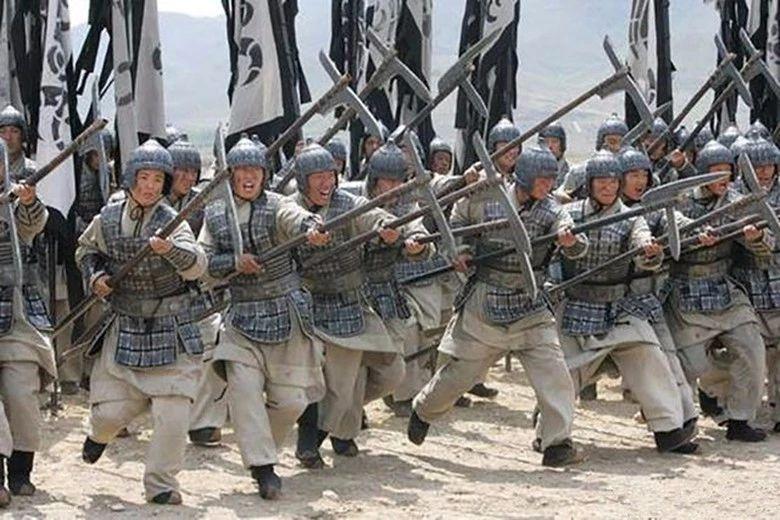 古代打仗士兵为什麼不怕死,愿意冲在第一排?军事专家给出了解释
